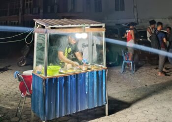 Yuk Makan Sambil Nongkrong di Lapak ‘Nanas Nekat’: Nasi Babi Termurah dan Terenak di Borong