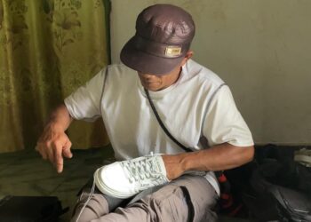 Jahit Sepatu.. Jahit Sepatu’, Seruan Lelaki Tua yang Mengais Rezeki dengan Berjalan Puluhan Kilometer