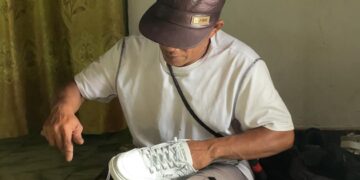 Jahit Sepatu.. Jahit Sepatu’, Seruan Lelaki Tua yang Mengais Rezeki dengan Berjalan Puluhan Kilometer