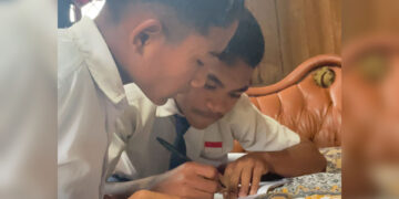 Siswa SMPN 13 Ruteng Haru, Tak Ingin Gurunya Pindah: “Pak Lois Bukan Sekadar Guru, Tapi Orang Tua Kedua Kami”