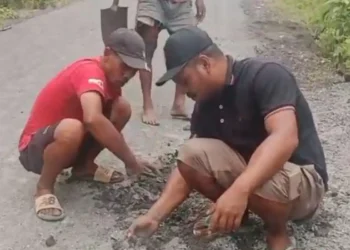 Aksi Warga Kupas Aspal dengan Tangan Kosong di Jalan Paka–Langgo Viral, Publik Pertanyakan Mutu Pengerjaan Proyek
