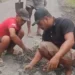 Aksi Warga Kupas Aspal dengan Tangan Kosong di Jalan Paka–Langgo Viral, Publik Pertanyakan Mutu Pengerjaan Proyek