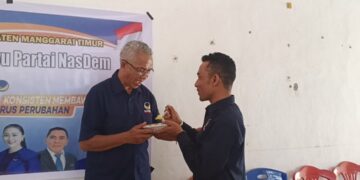 14 Tahun Berkiprah, DPD NasDem Matim Gelar Syukuran Serentak Lewat Potong Tumpeng