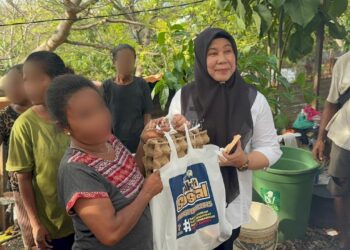Kanwil Ditjenpas dan Ditjenim NTT Berbagi Kasih untuk Warga Kampung Pemulung, Warga:’Bantuan ini sangat bermanfaat bagi Kami’